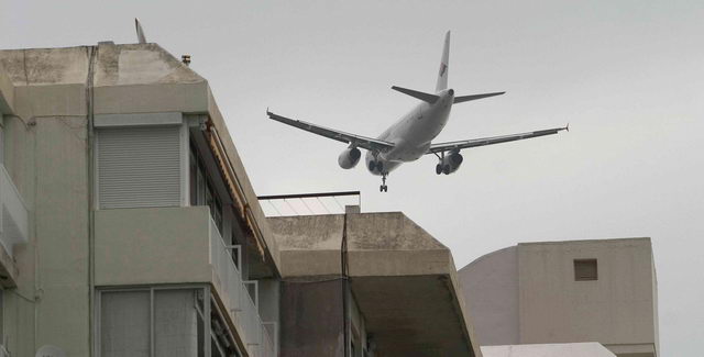 Avin sobrevolando Gav Mar en aproximacin al aeropuerto del Prat para aterrizar en la tercera pista (Ao 2005)